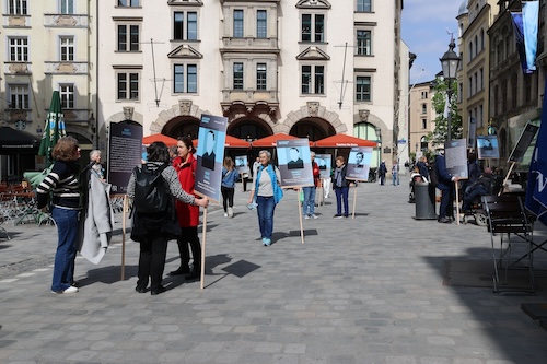 Alle stehen verteilt auf dem Platzl mit den Tafeln der Opfer, und reden mit verschiedenen Personen