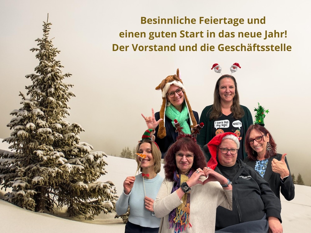 Sieben Personen (Vorstand und die Geschäftsstelle) mit weihnachtlichen Accessoires stehen vor einer winterlichen Landschaft mit verschneitem Tannenbaum. Oben rechts steht der Text: „Besinnliche Feiertage und einen guten Start in das neue Jahr! Der Vorstand und die Geschäftsstelle“