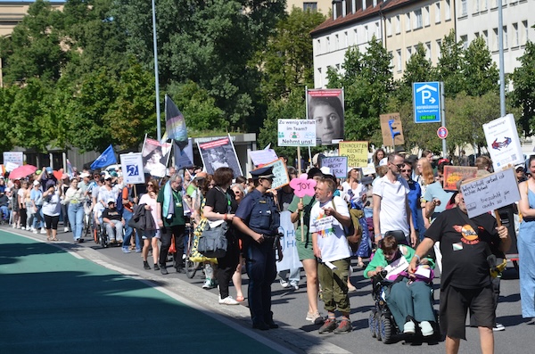 viele Leute bei der Demo, strahlendes Wetter