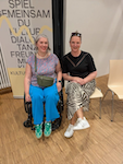 sitzend eine Teilnehmerin mit Behindertenbeauftragte Daniela Maier