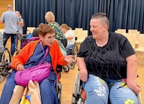 links Lieve Leirs, rechts Jackie Ernst, beide unterhalten sich angeregt