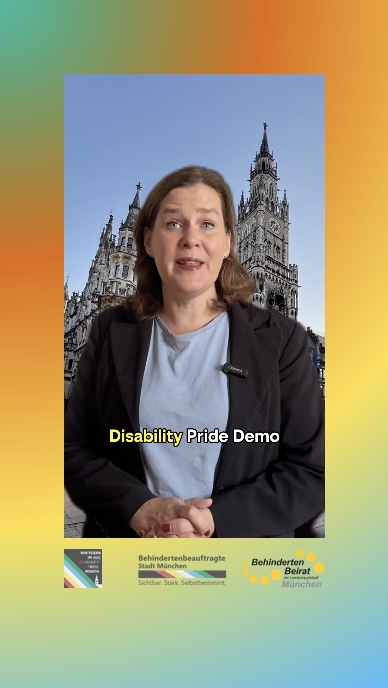 In der Bildmitte steht Bürgermeisterin Verena Dietl mit schulterlangem braunem Haar, hellblauem T-Shirt und dunklem Blazer vor einem Hintergrund mit dem Münchner Rathaus und blauem Himmel. Unten im Bild steht der eingeblendete Text „Disability Pride Demo“. Am unteren Rand befinden sich die Logos der Kampagne „Disability Pride Month - Wir feiern München“, der Behindertenbeauftragten der Stadt München („Sichtbar. Stark. Selbstbestimmt.“) sowie des Behindertenbeirats München. Der äußere Bildrand ist in einem Farbverlauf von Grün über Orange zu Gelb gestaltet.